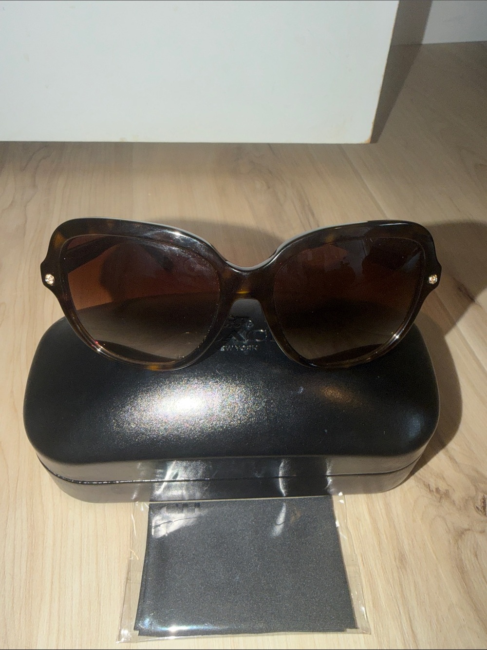 COACH Sunglasses- HC8192 (L1613)
